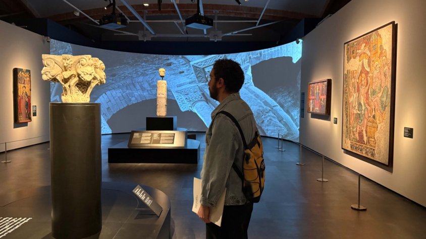 Un visitant observant la mostra al MNAC