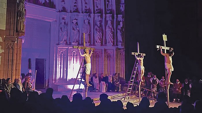 Castelló d’Empúries viu un Via Crucis multitudinari