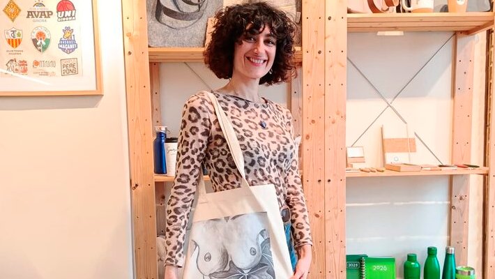L'autora amb una totebag del volum