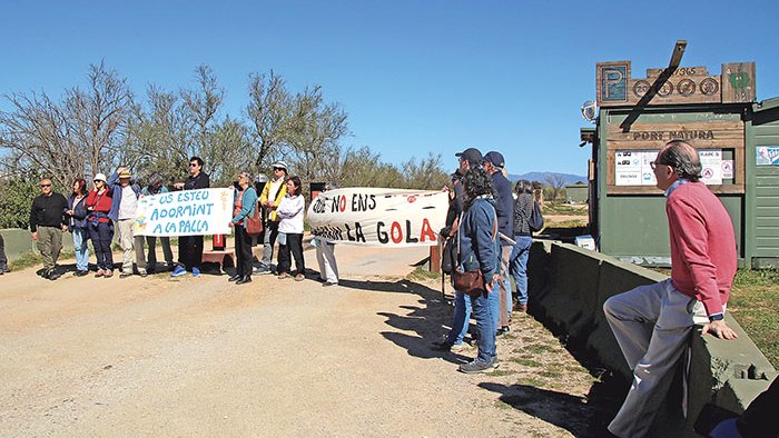 Demanen el tancament de l’aparcament ‘sense llicència’ de la Gola del Fluvià