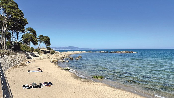 Faran una aportació extra de sorra a les platges d’Empúries