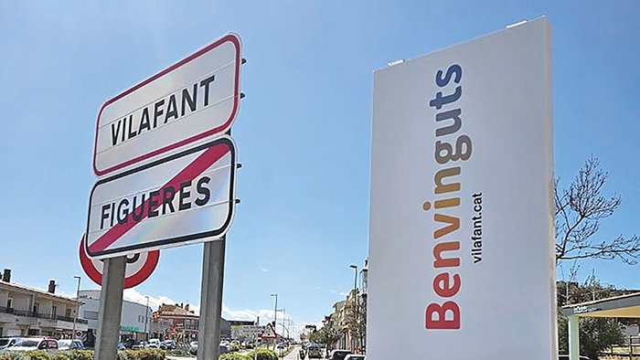 Dos tòtems a les entrades de Vilafant indiquen l’inici del terme