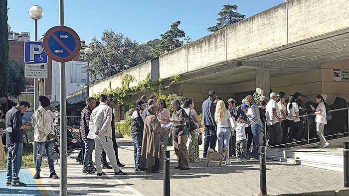 La regularització genera cues per demanar documents