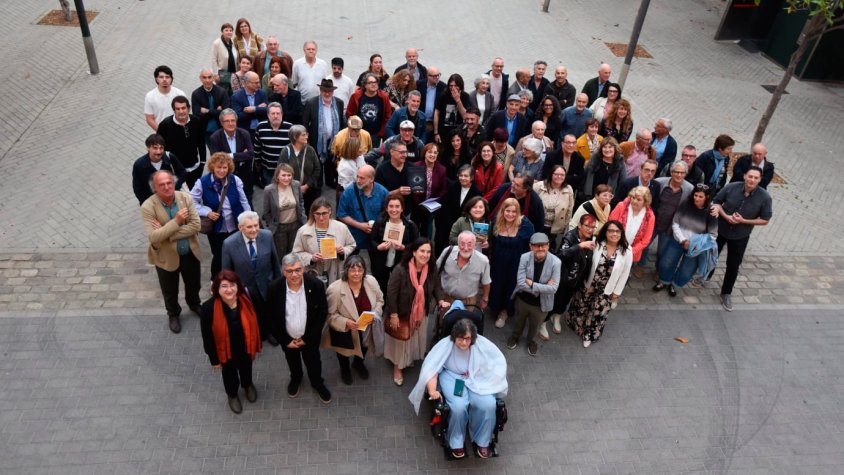 Els participants de La Revetlla davant del Teatre Municipal el Jardí