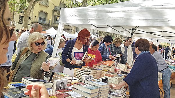 Sant Jordi omple l’Alt Empordà de llibres i roses