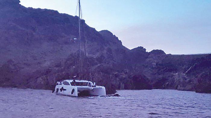 Atenen un veler varat a la cala Culip amb dues persones a bord