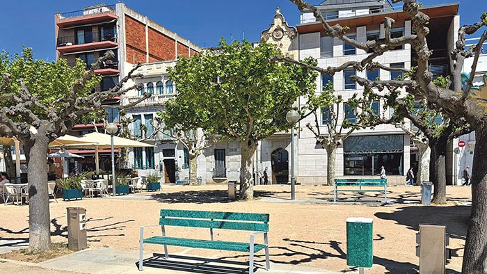 Roses instal·la mobiliari fet de residus de xarxes de pesca