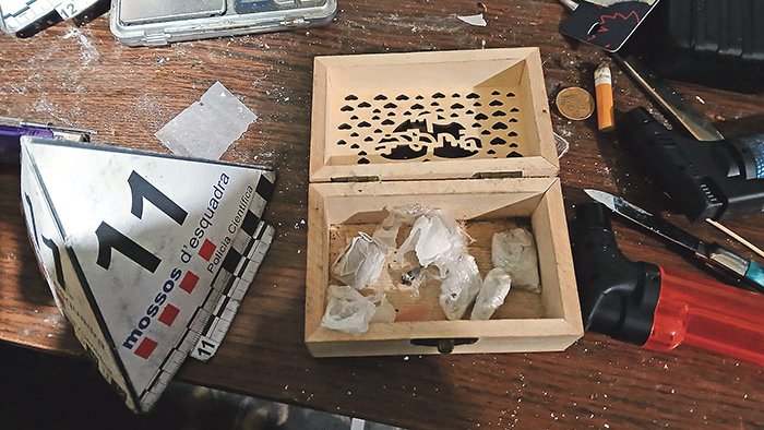 Desmantellen un narcopis i detenen tres persones