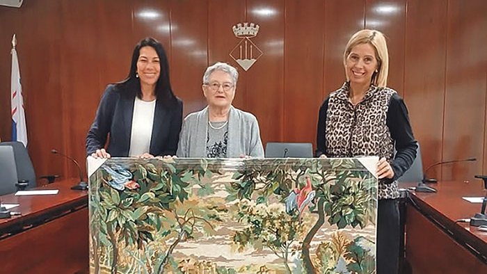 Josefina Codina Bover dona un quadre a l’Ajuntament de Llançà