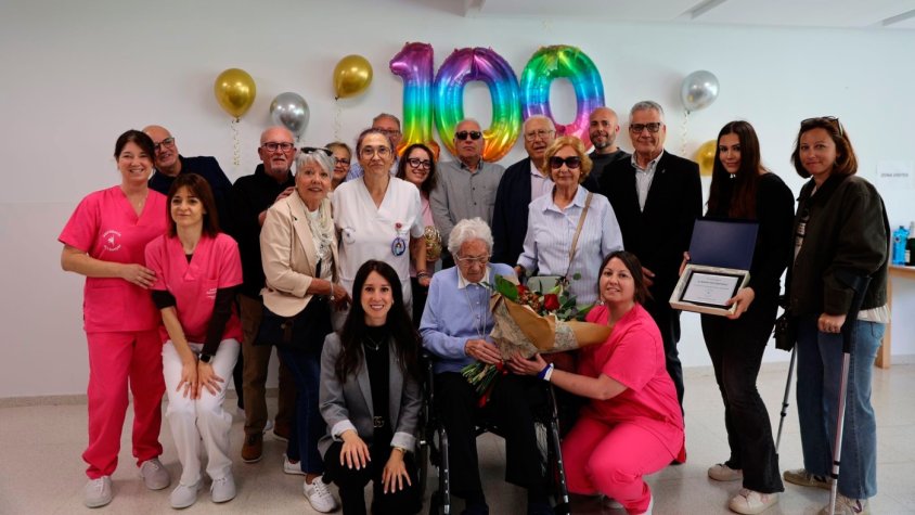 Mariana Pérez al centre durant l'acte d’homenatge