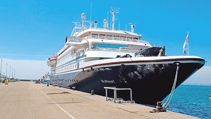 El Seadream fa escala a Roses amb 50 passatgers