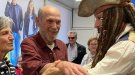 El doble oficial de Johnny Depp es posa a la pell d’una persona cega en una experiència a Figueres