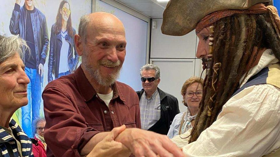 El doble oficial de Johnny Depp es posa a la pell d’una persona cega en una experiència a Figueres