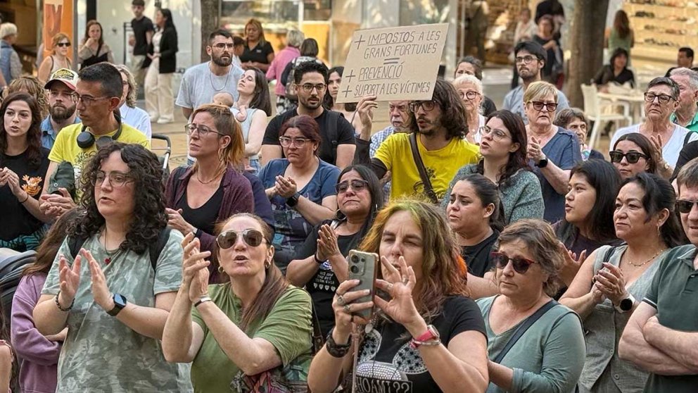 Uns 150 figuerencs es tornen a concentrar a la plaça de l'Ajuntament per condemnar el crim d'ahir
