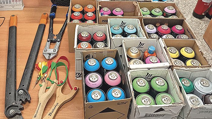 La policia de Llançà intervé 93 pots d’esprai de grafit