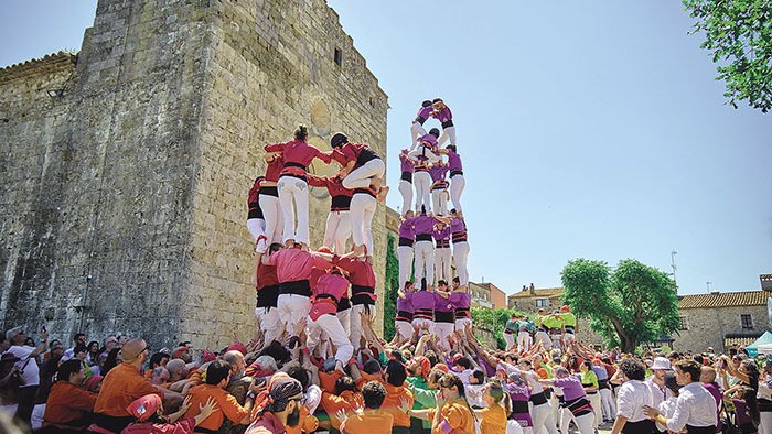 Flors silvestres i castellers del Nord s’eleven a Bàscara