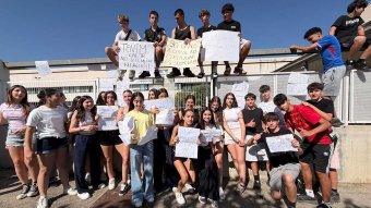 Una trentena d'alumnes de l'Institut de Llançà es manifesten per denunciar la calor a les aules