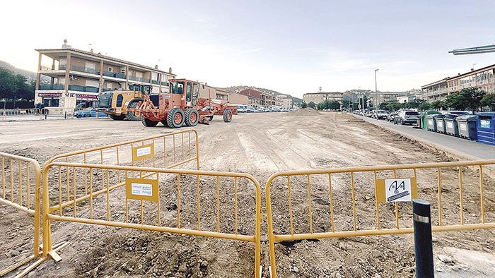 Roses anivella la plaça Illa d’Ítaca per reduir molèsties