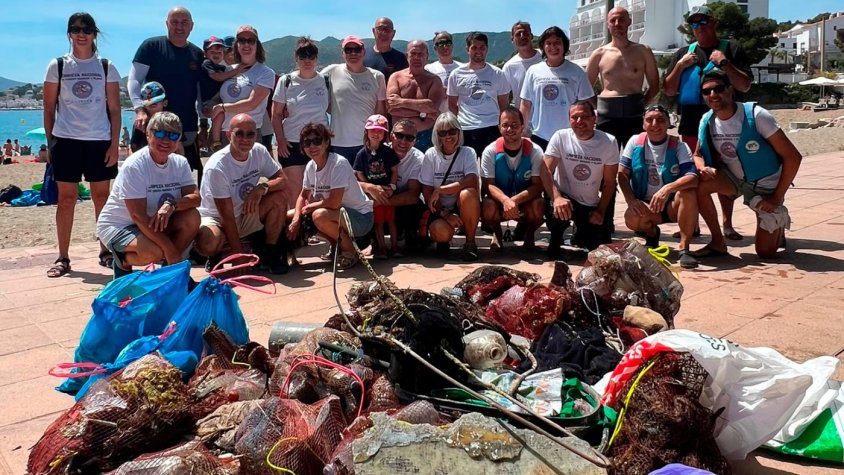 Voluntaris amb les deixalles recuperades