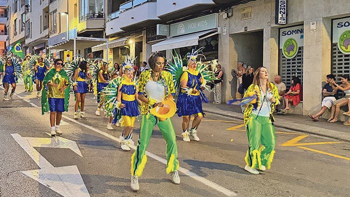 El carnaval d’estiu de l’Escala omple el poble de rauxa i xerinola