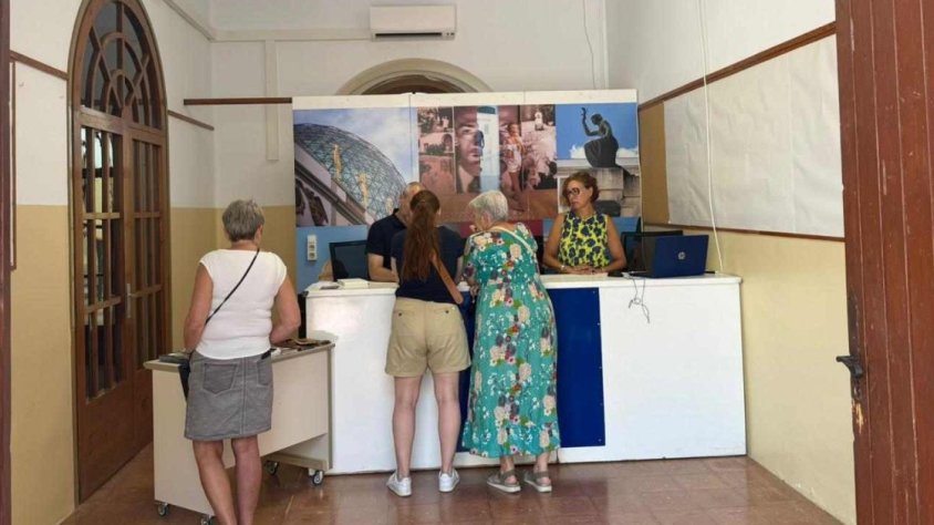 Tornaran a obrir l’Oficina de Turisme a l’església de St. Pere