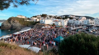 Llançà omple La Gola de gastronomia i música amb l’Street Food Summer
