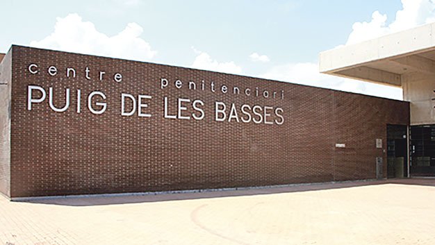 Un pres agredeix un funcionari a cops i puntades de peu
