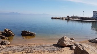 Un mosso fora de servei salva la vida a una banyista a la platja de les Barques de l’Escala