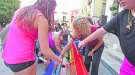 Figueres pinta el banc de l’Orgull