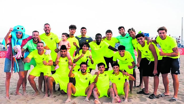 Roses vibra amb el futbol platja
