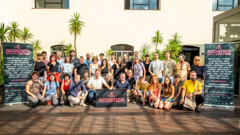 Artistes i organització durant la presentació